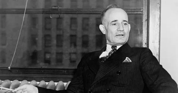 Napoleon Hill posando en su escritorio